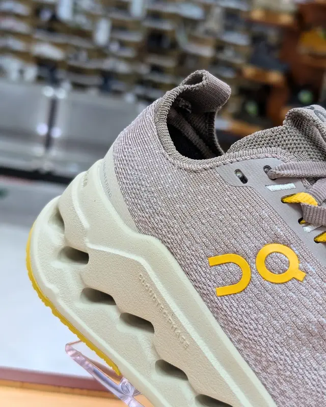 Foto de On Cloudsurfer Max Dama s7ueqb