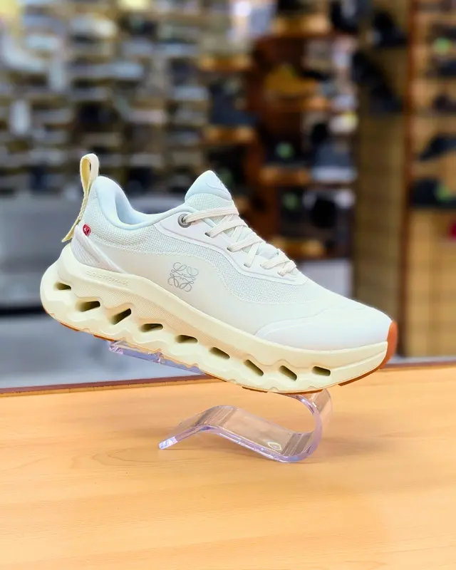 Foto de On Cloudtilt 2 LOEWE Mujer hinfrv