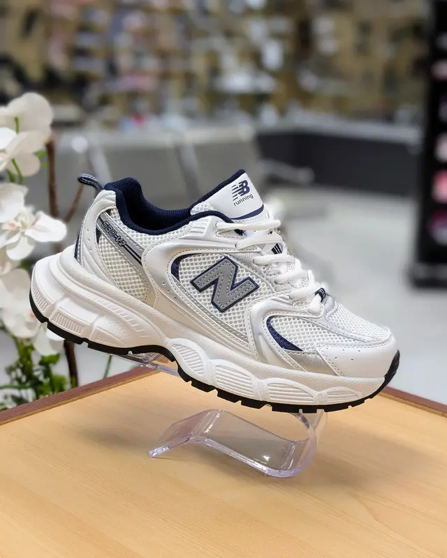 Foto de New Balance 530 V2 Mujer img_01JVG12QR2FMVJSPWCQBC6JRSR