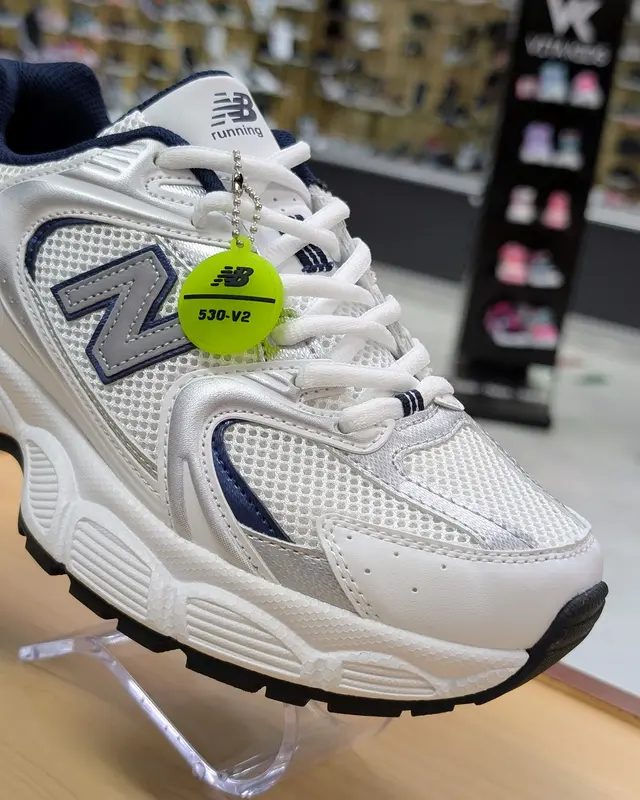 Foto de New Balance 530 V2 Hombre img_01JVG0NTGZETXEN08QXBCE9QDS