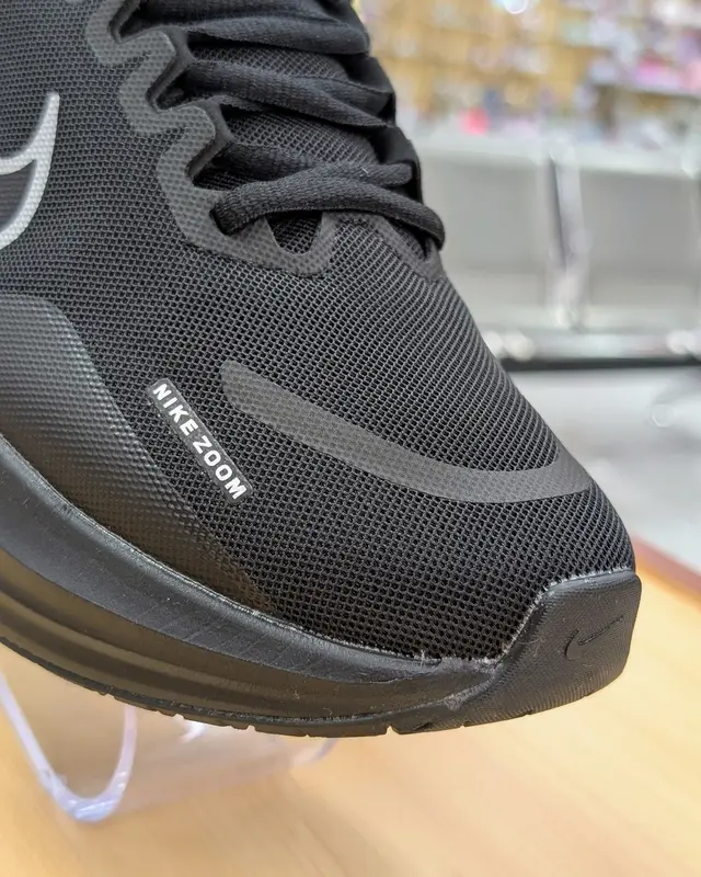 Foto de Nike V19 Hombres img_01K6AYYEE9XVB9EQKT3T20P9Q6