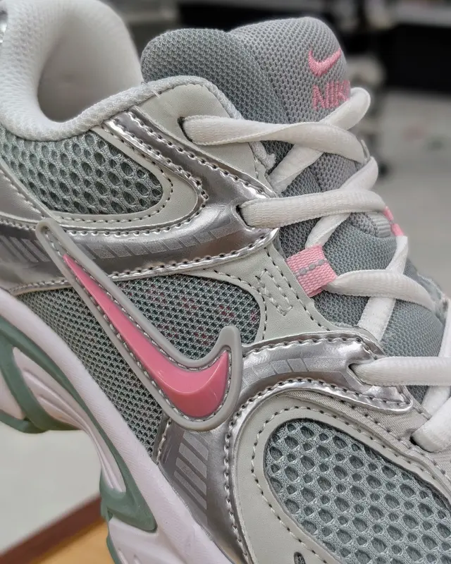 Foto de Nike V5 RNR Mujer img_01K75C4N5YCJZX9HQ3JTAJWDB6