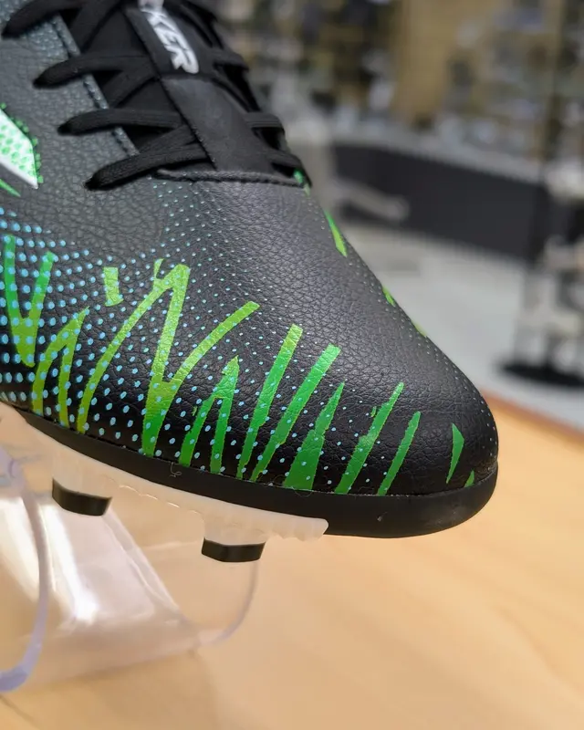 Foto de Joma Guayo Striker Hombre img_01K7PJQNZFP17TBHBMQV7HES12